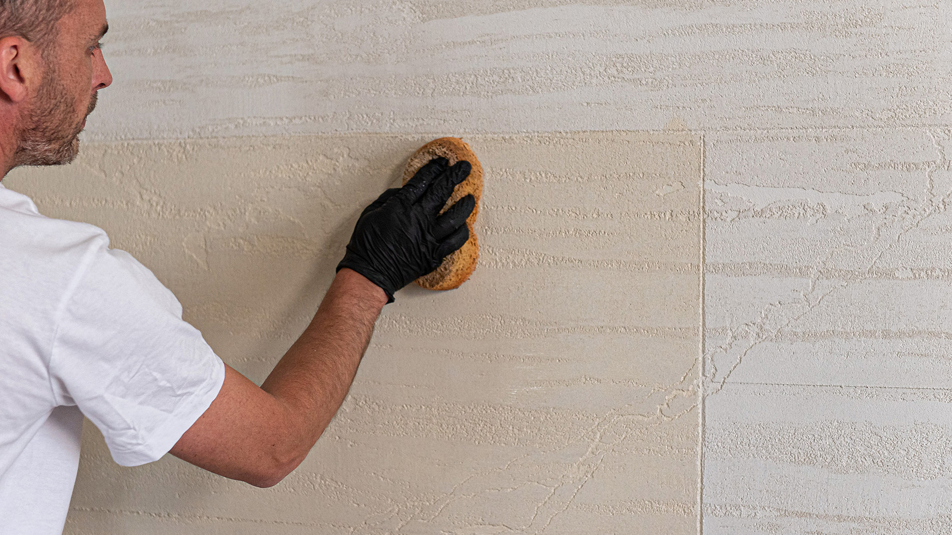 zetrzyj nadmiar farby imitacji piaskowca