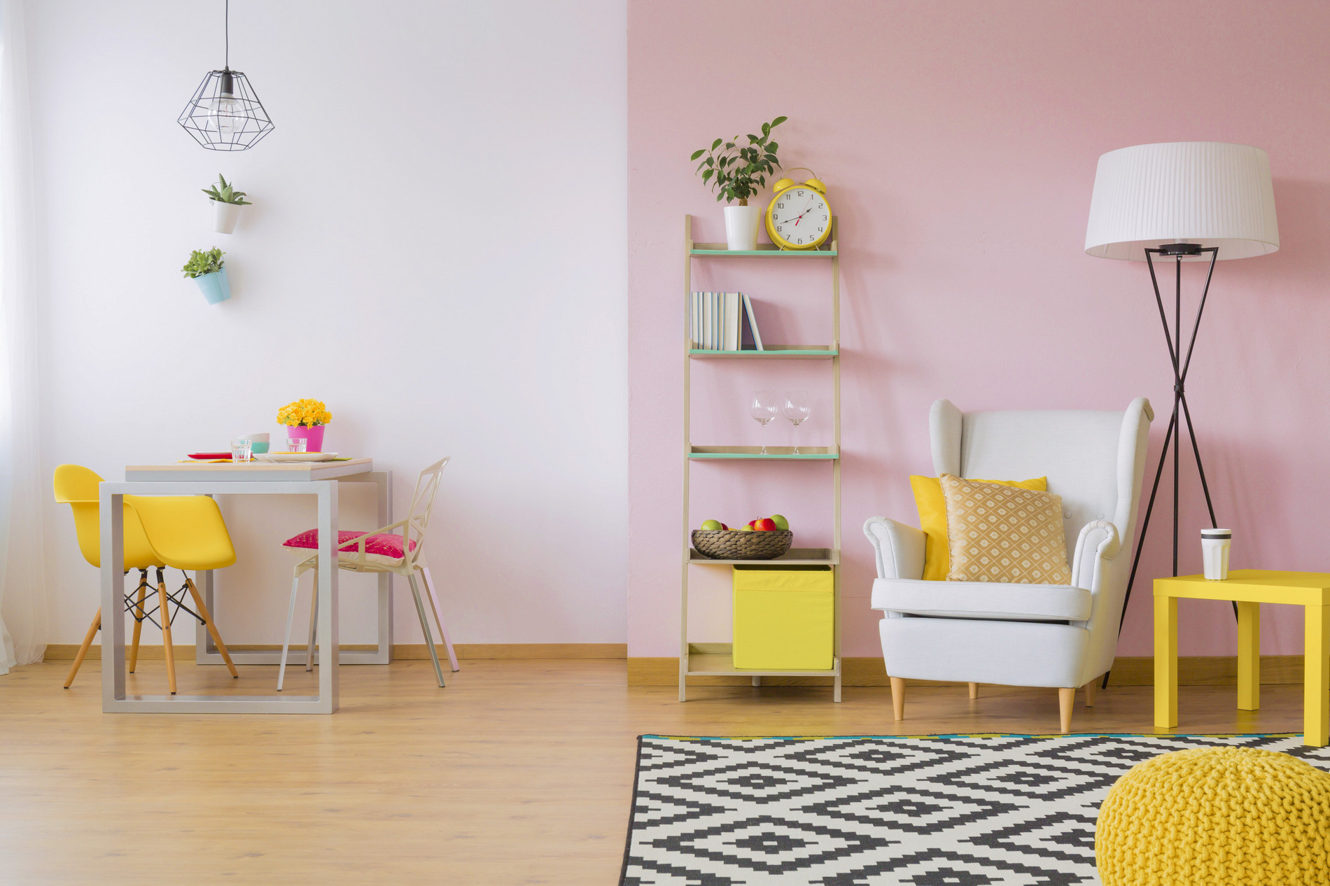 Pastelowe kolory ścian – różowy salon