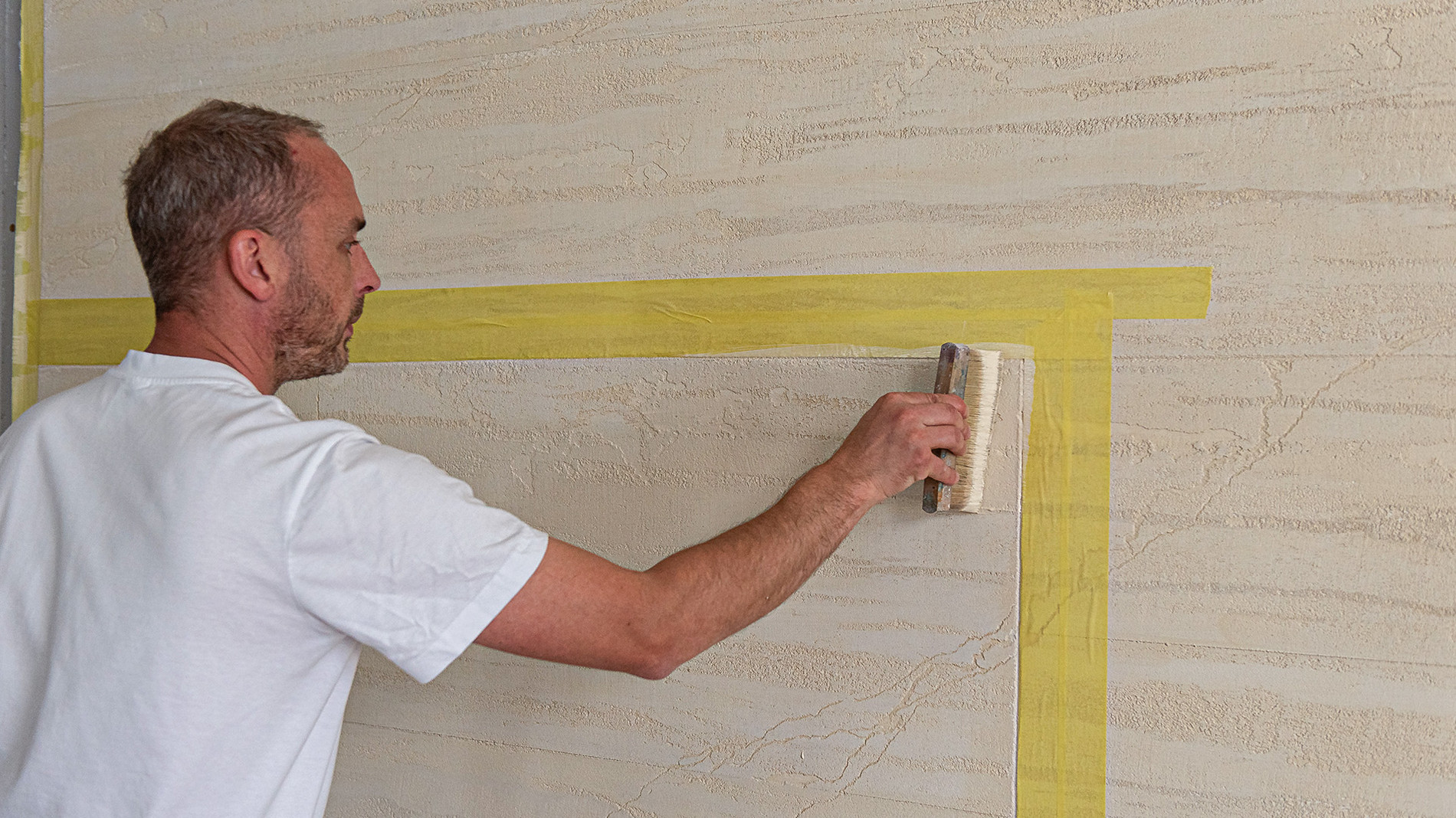 malowanie szczotką imitacji piaskowca