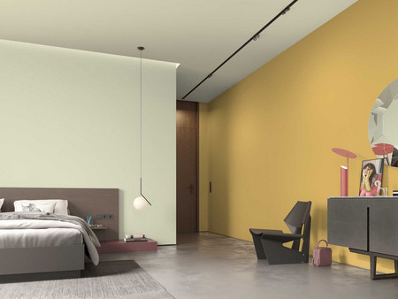 Schlafzimmer mit gelb-grünen Wänden, Hängelampe, Bett, Kommode und geometrischem Spiegel