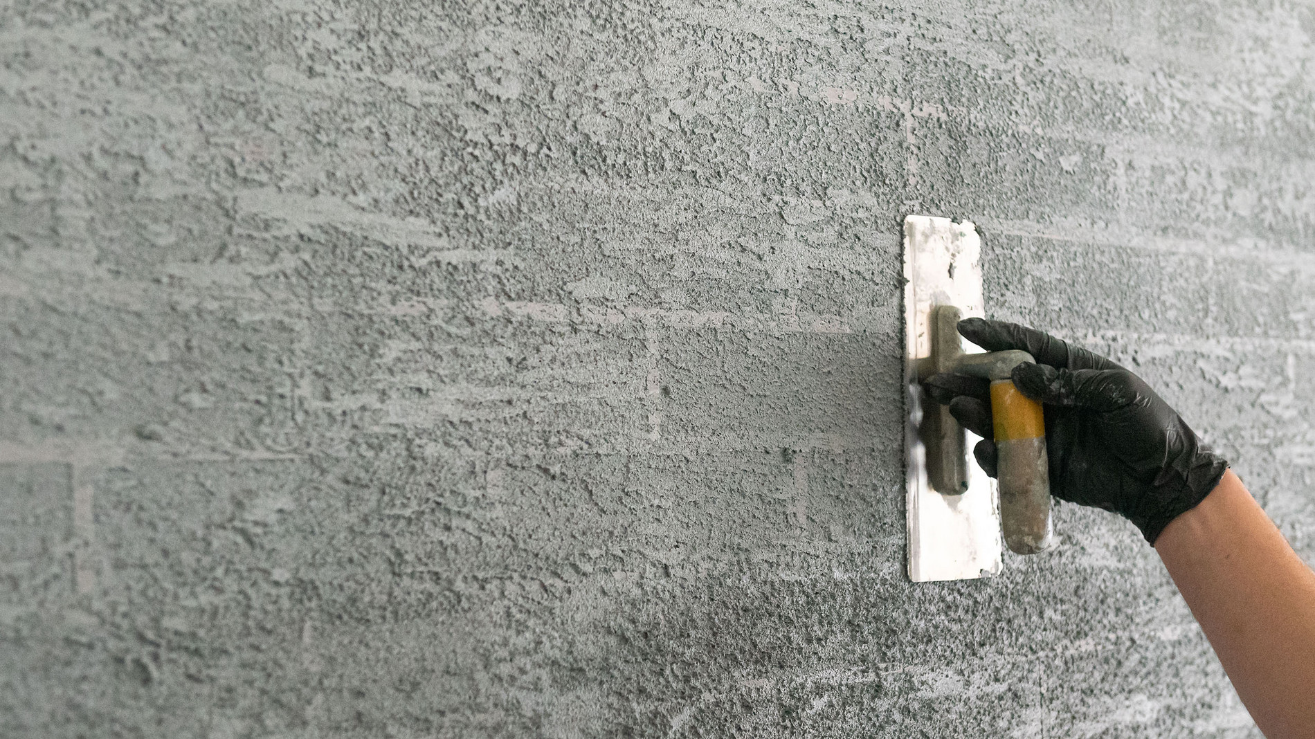 imitacja cegły - wygładzanie tynku