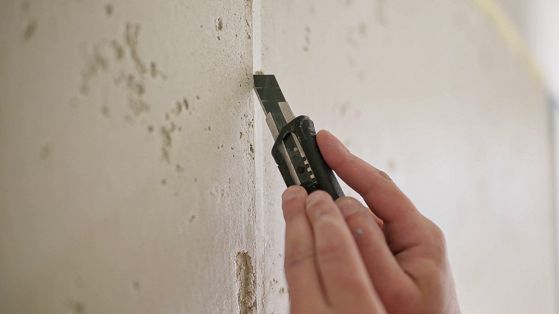 wytnij listwy tworzące imitację płyt betonowych