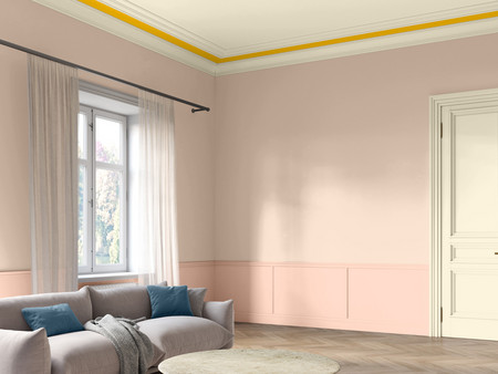 Jasny salon z nowoczesną, szarą sofą i poduszkami w różnych odcieniach niebieskiego. Duże, jasne okna z białymi zasłonami wpuszczają do środka dużo światła dziennego. Ściany pomalowane są na delikatne, neutralne kolory, a sufit ma żółte wykończenie.