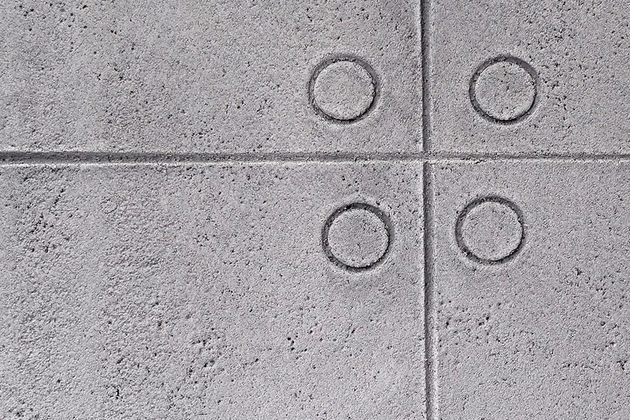 Capatect Kreativtechnik Autentico auf einer grauen Wand mit Struktur.