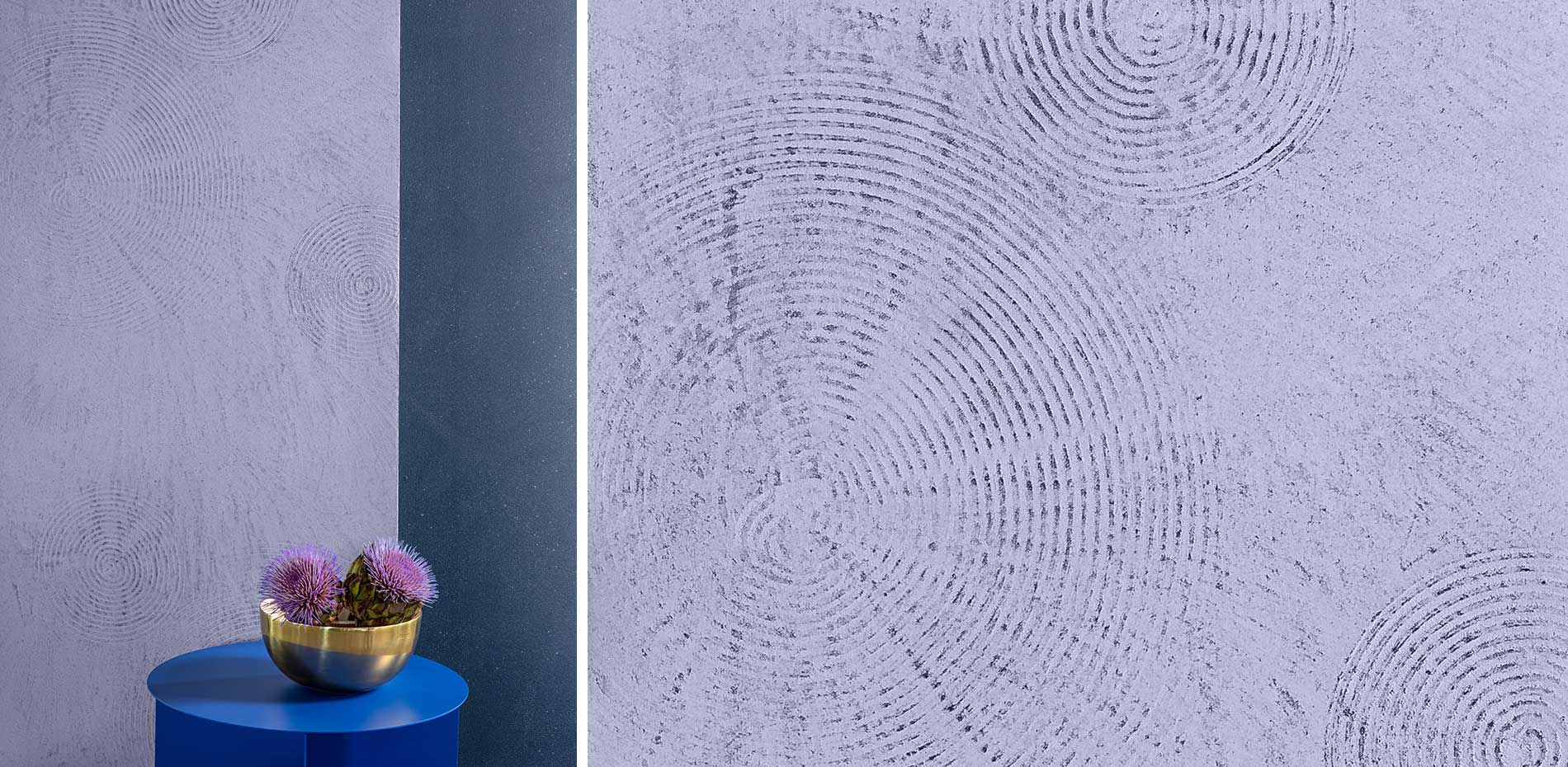 Blauer Hocker mit einer goldenen Schale und lila Blumen vor einer lila strukturierten Wand in der Kreativtechnik Calcino Romantico Circle (Diamante), die kreisförmige Muster zeigt