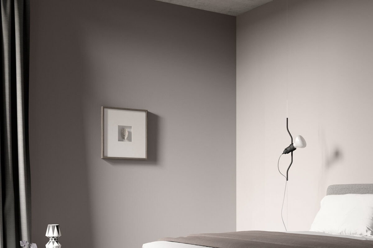 Ausgegrautes Schlafzimmer mit Wandbild, Bett und Nachttischlampe.