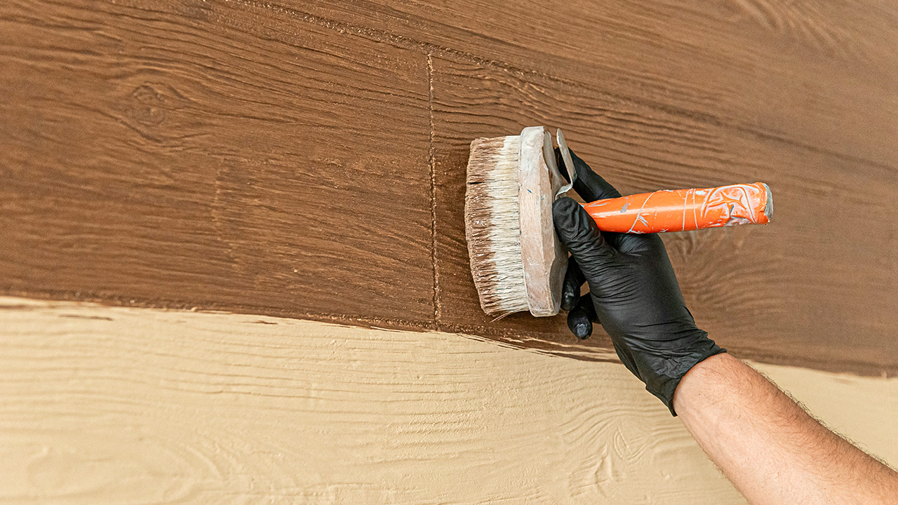 malowanie lazurą deski na elewacji