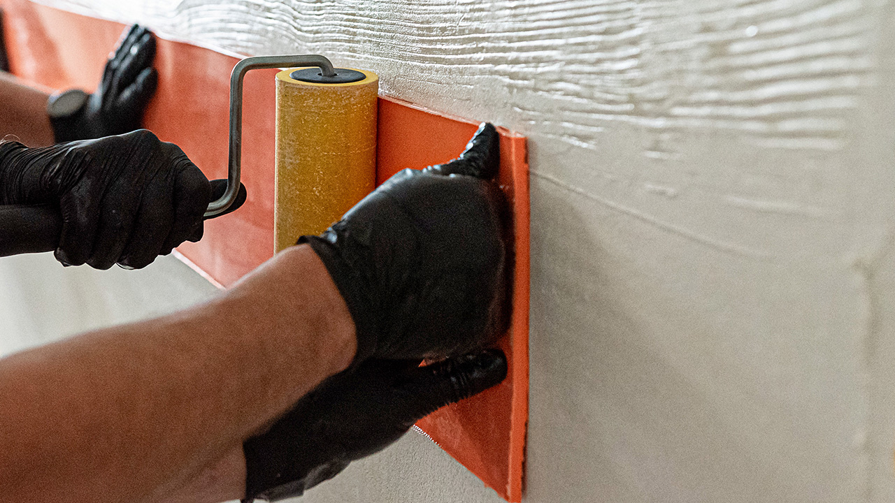 odciskanie szablonu deski na elewacji