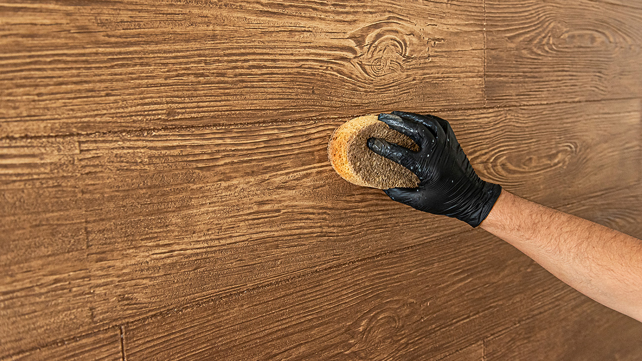 usuwanie nadmiaru lazury w efekcie deski